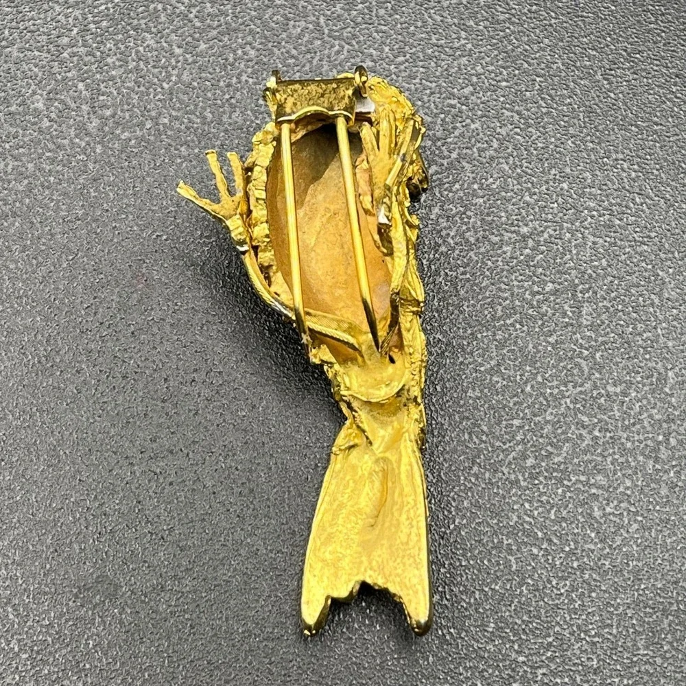 1940s Figural Bird Fur Clip Gold Tone w Blue Rhinestone Eye Vintage